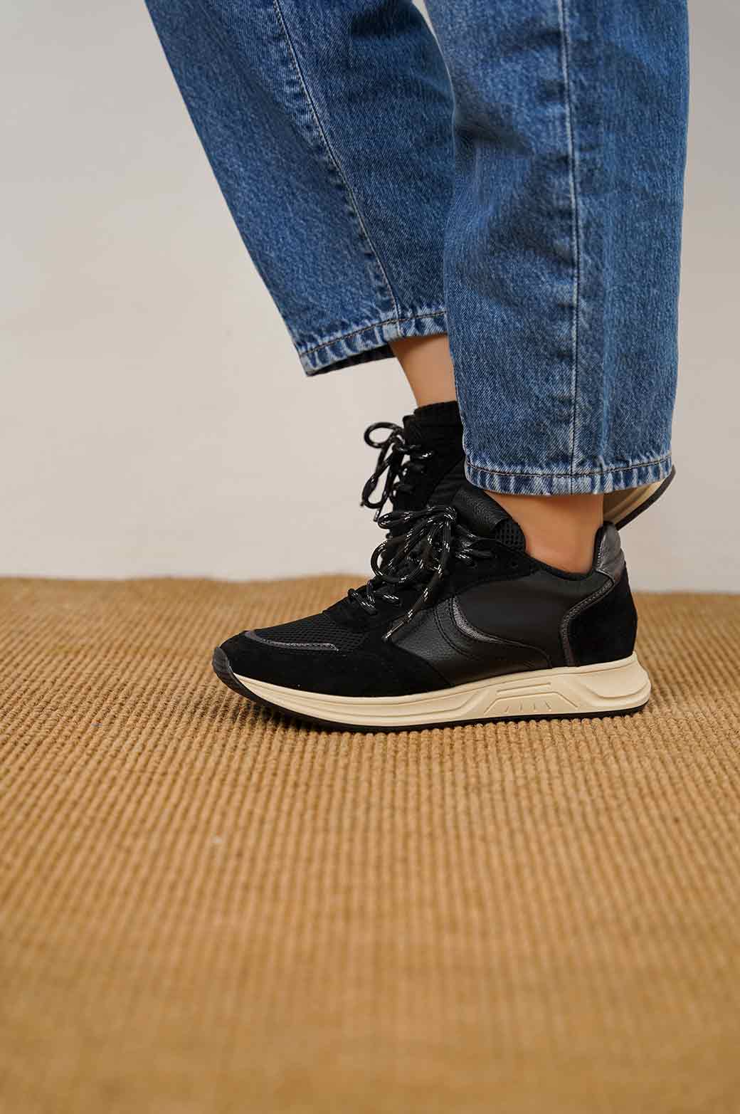 BLACK EVERYDAY SNEAKERS