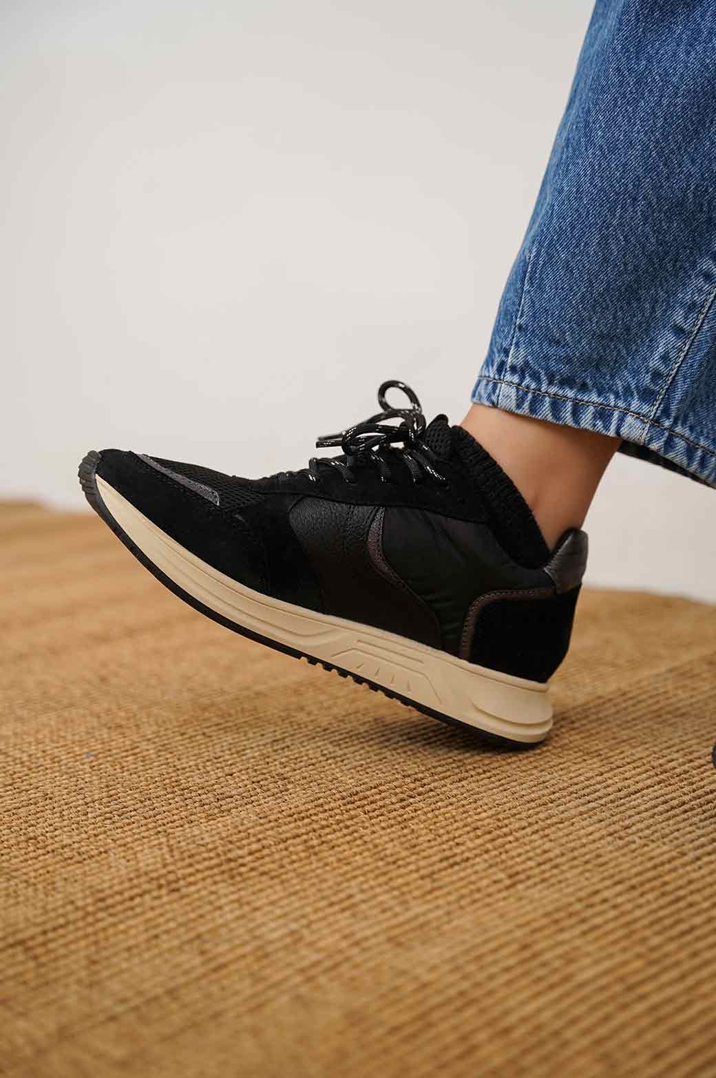 BLACK EVERYDAY SNEAKERS