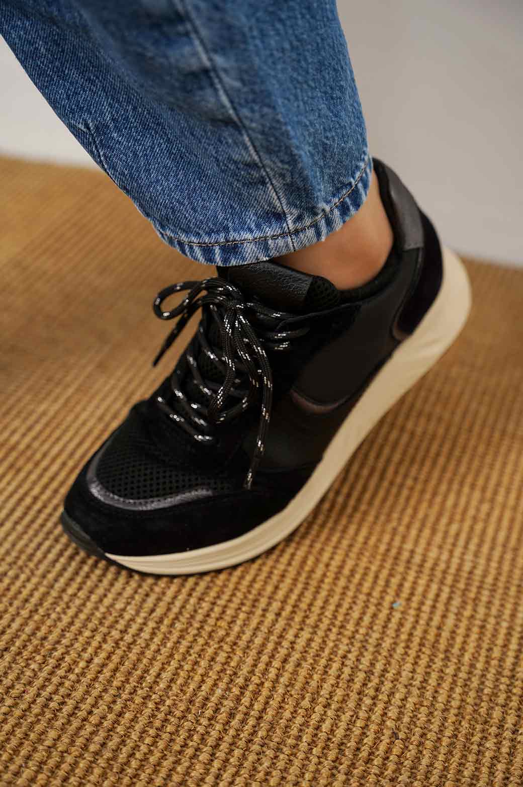 BLACK EVERYDAY SNEAKERS