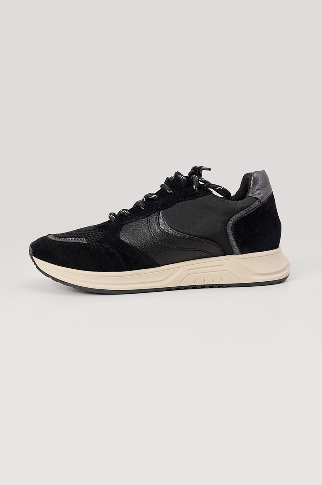 BLACK EVERYDAY SNEAKERS