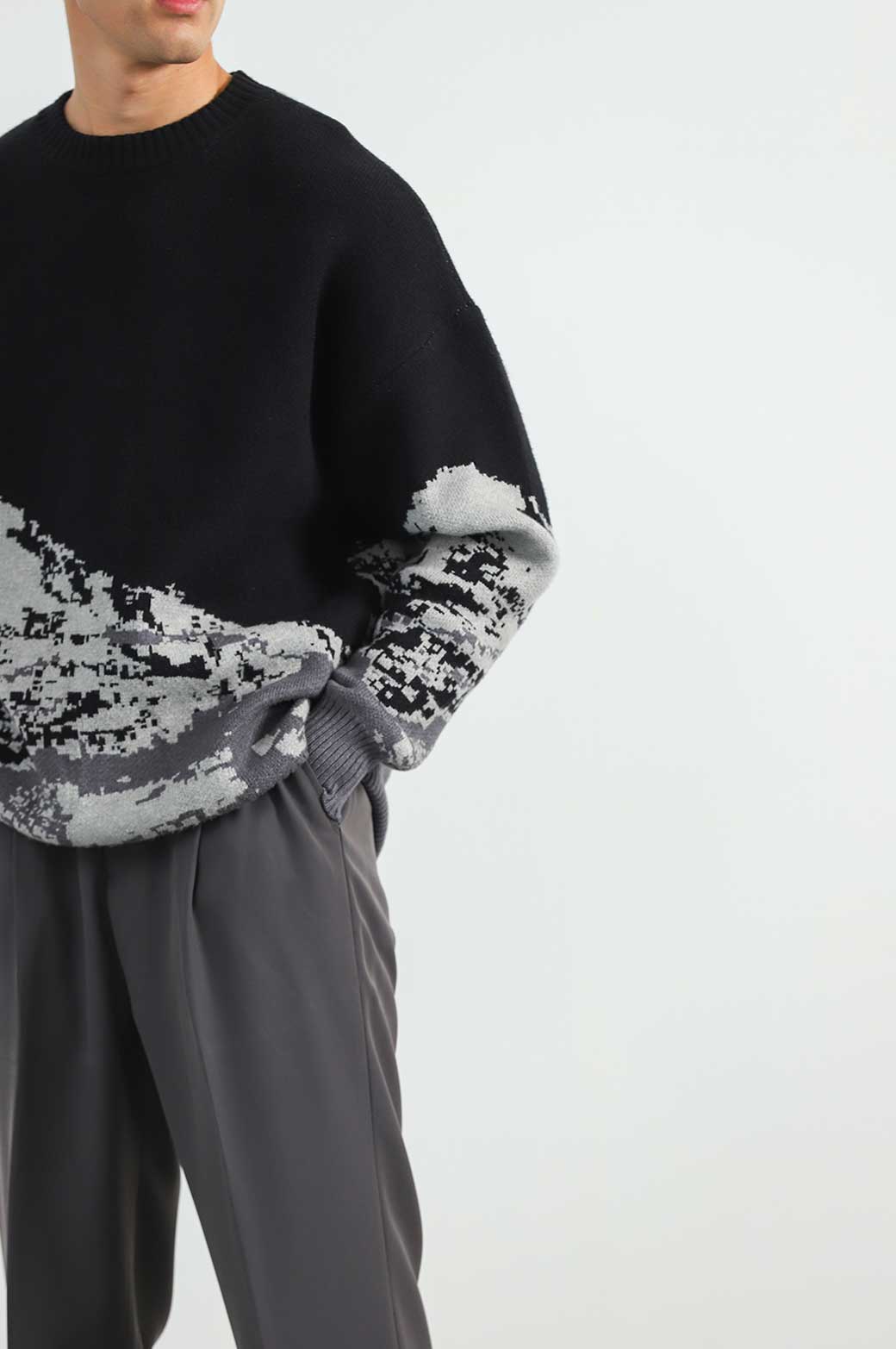 BLACK RELAXED ABSTRACT SWEATER