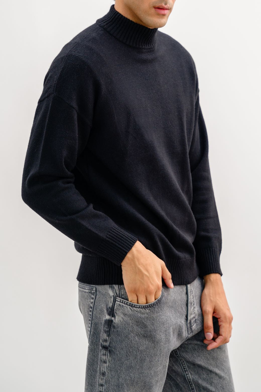 BLACK HIGH CREW JUMPER