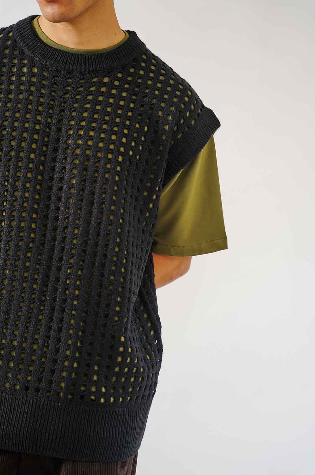 BLACK RELAXED MESH VEST