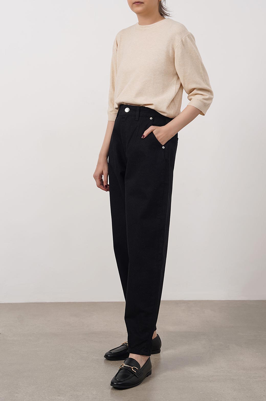 BLACK BARREL FIT JEANS