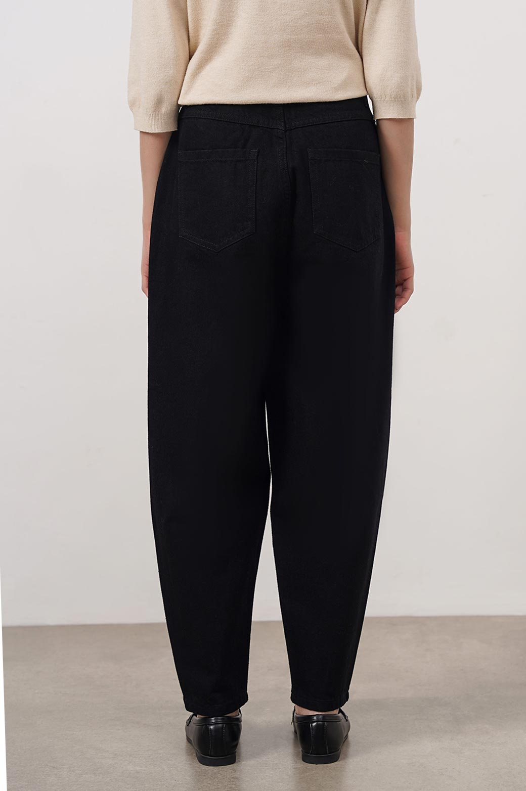 BLACK BARREL FIT JEANS