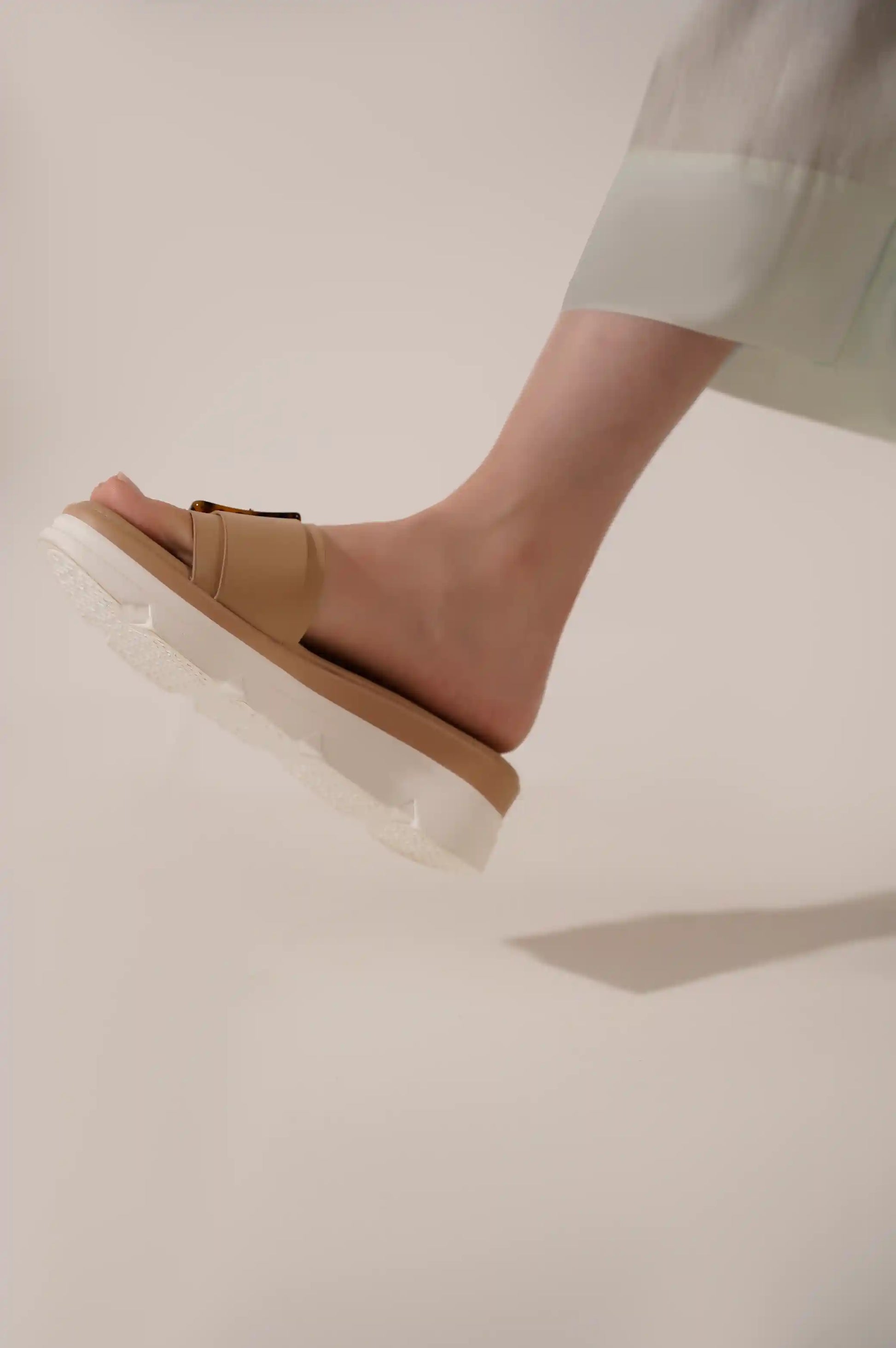 BEIGE BUCKLE MAMA SLIDES