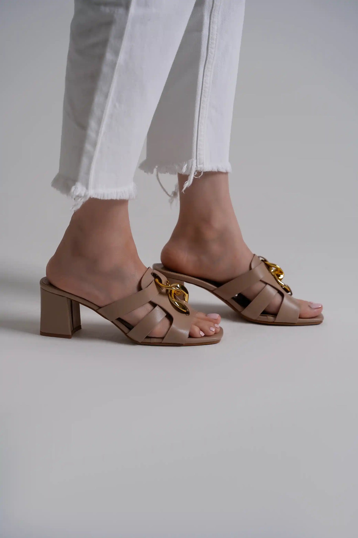 BEIGE CHAIN BLOCK HEEL