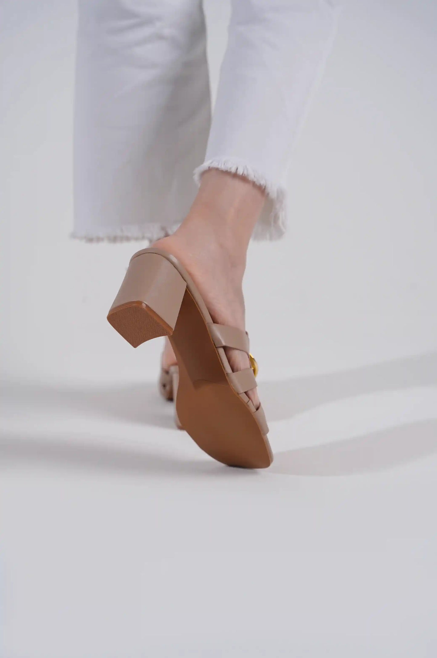 BEIGE CHAIN BLOCK HEEL