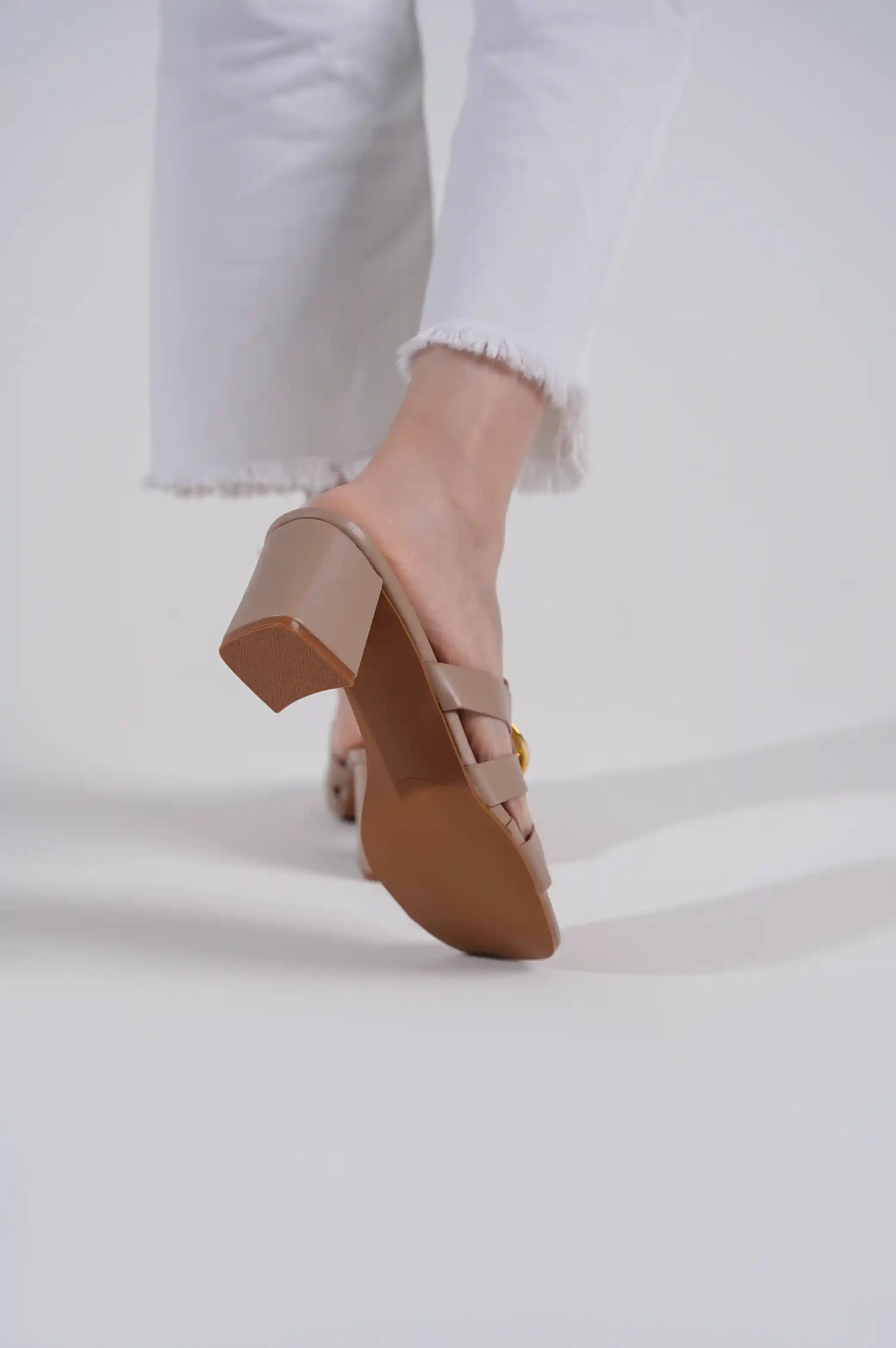 BEIGE CHAIN BLOCK HEEL