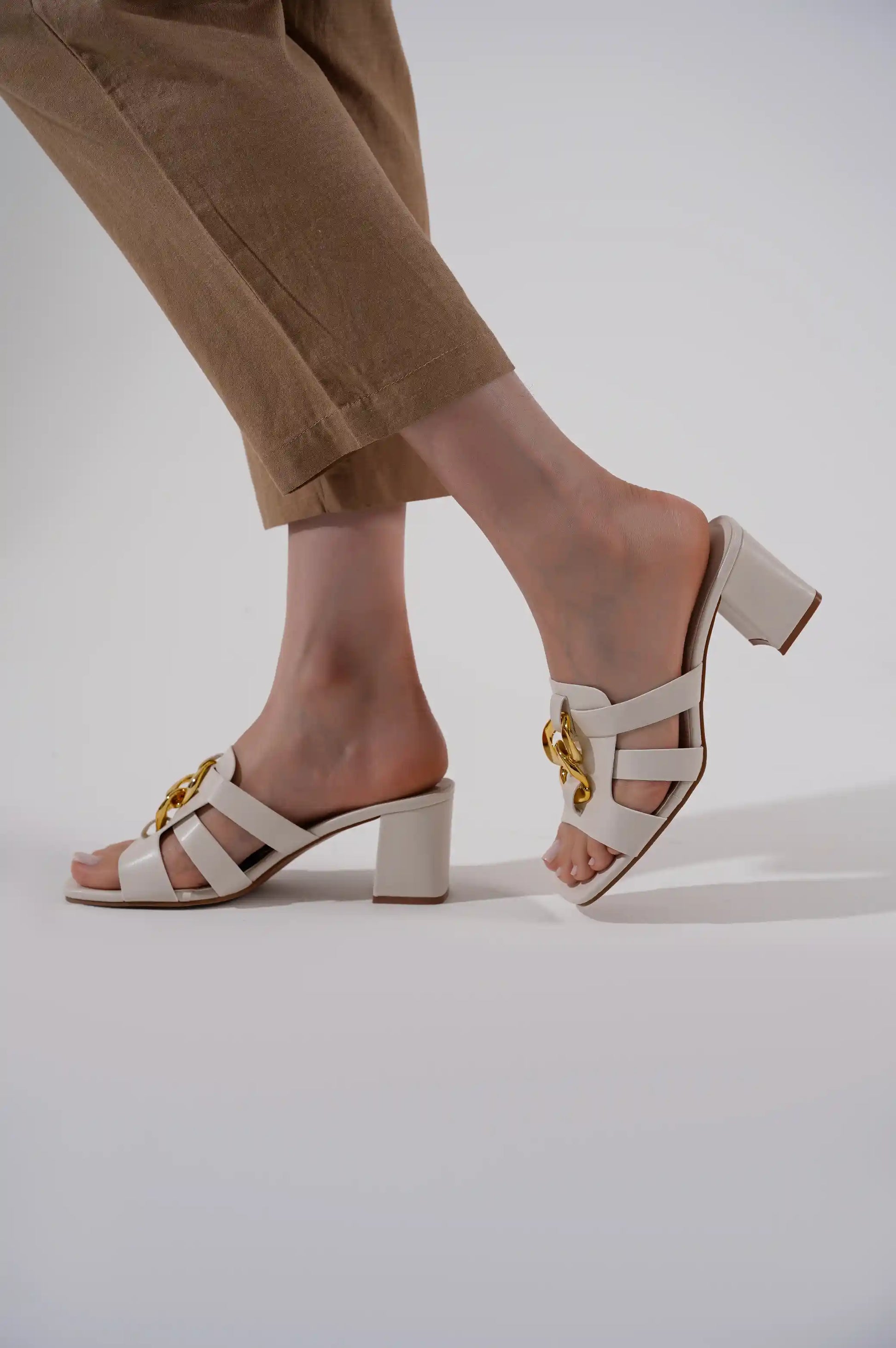 WHITE CHAIN BLOCK HEEL