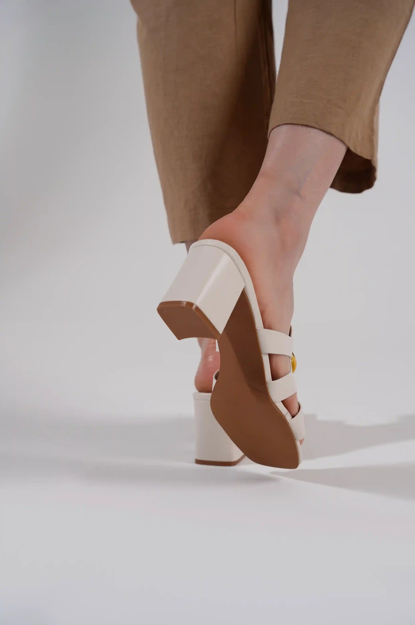 WHITE CHAIN BLOCK HEEL