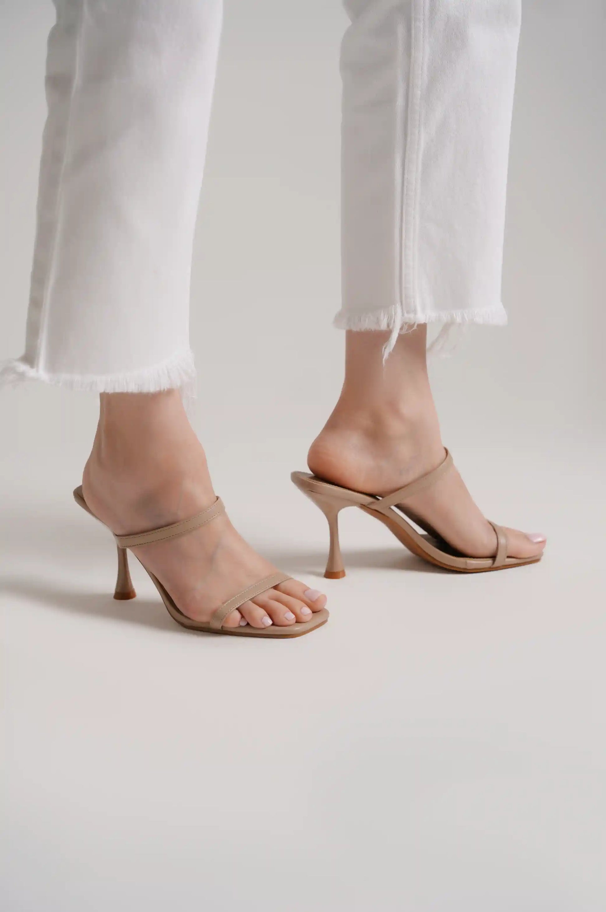 BEIGE STRAPY HEELED SLIDE