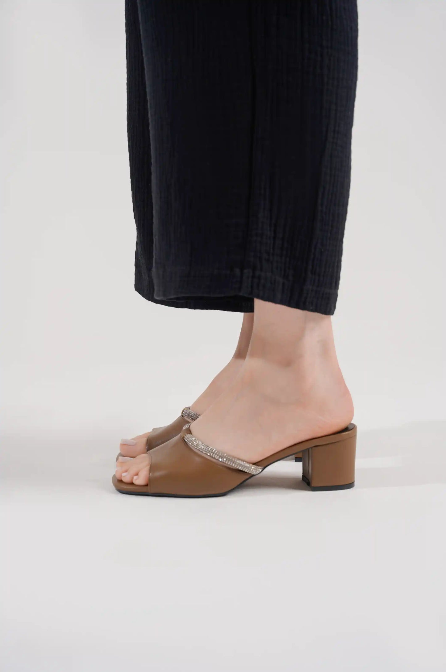 DARK BROWN SHORT BLOCK HEEL