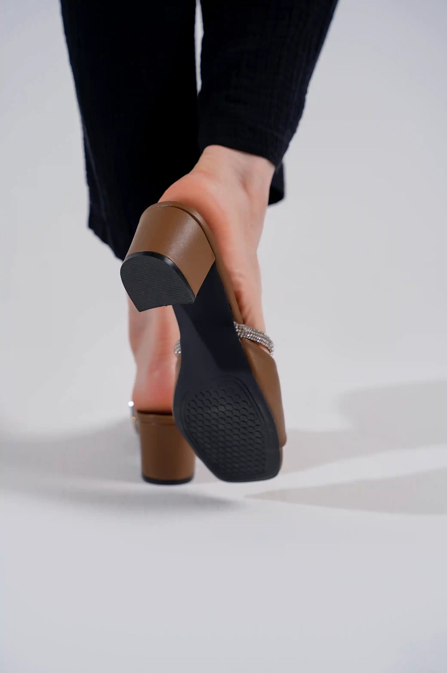 DARK BROWN SHORT BLOCK HEEL