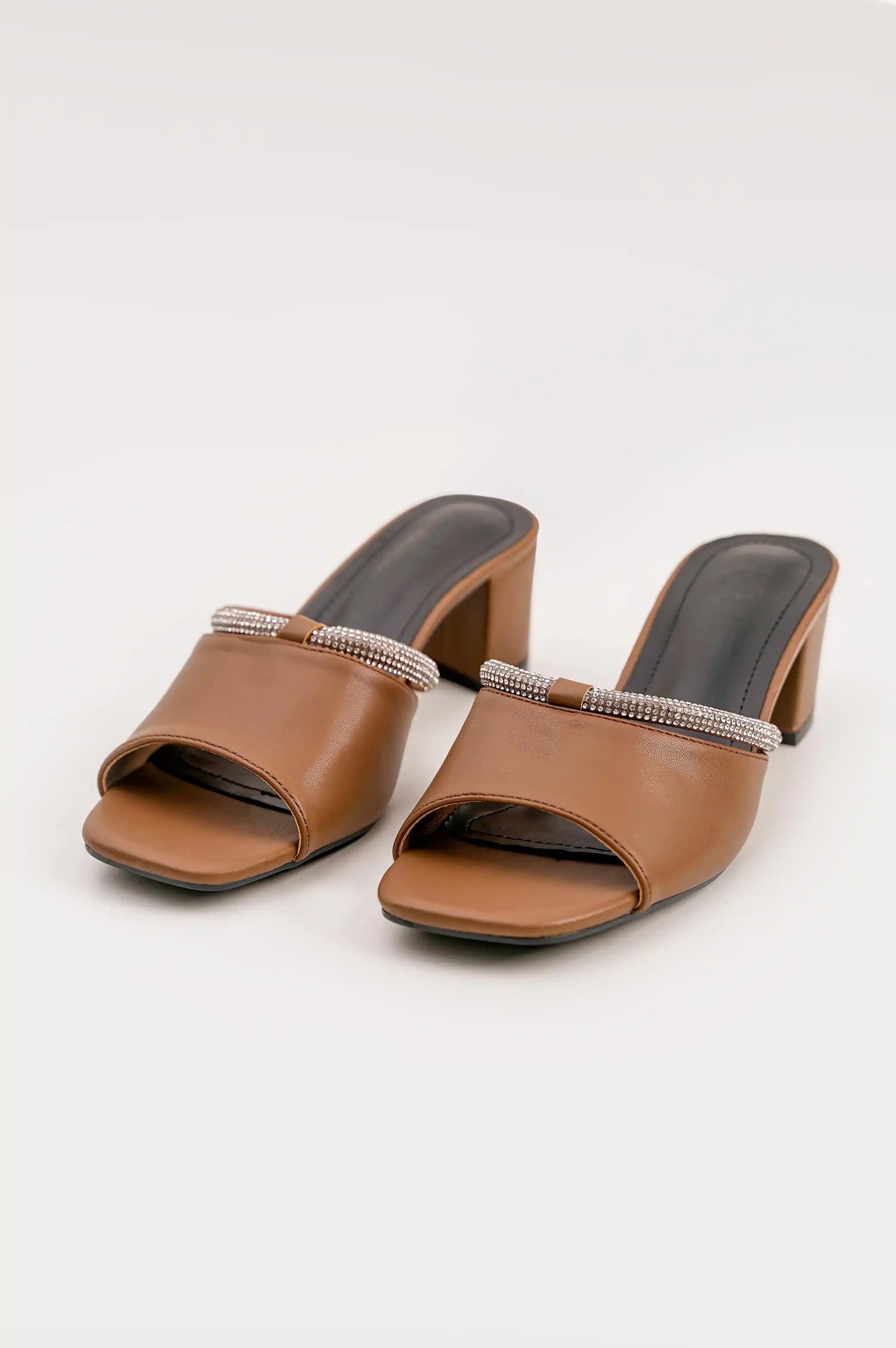 DARK BROWN SHORT BLOCK HEEL