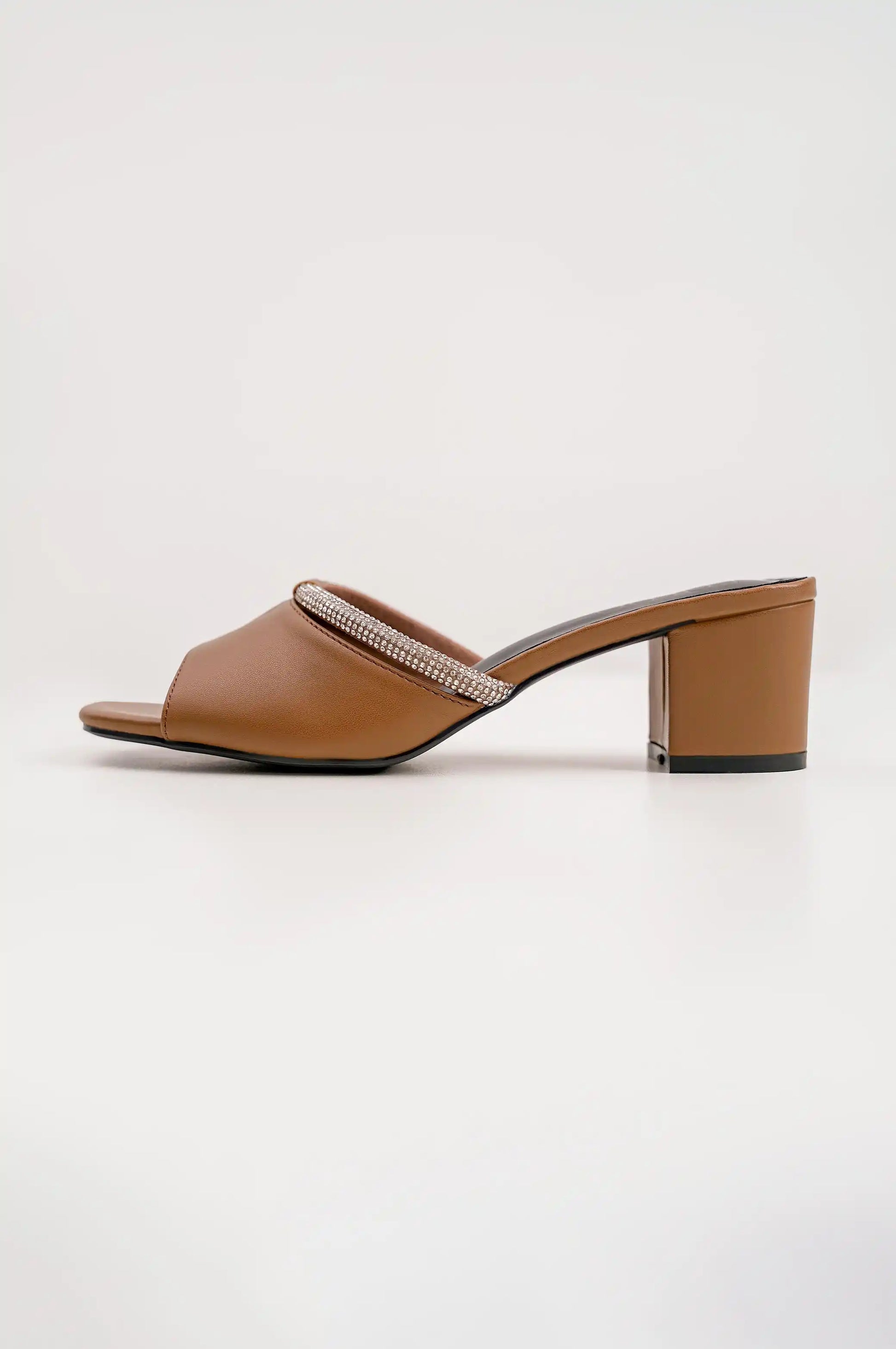 DARK BROWN SHORT BLOCK HEEL