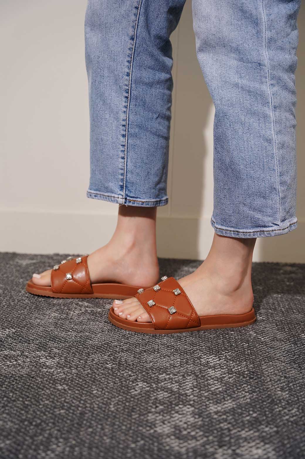 BROWN QUILTED SLIDE