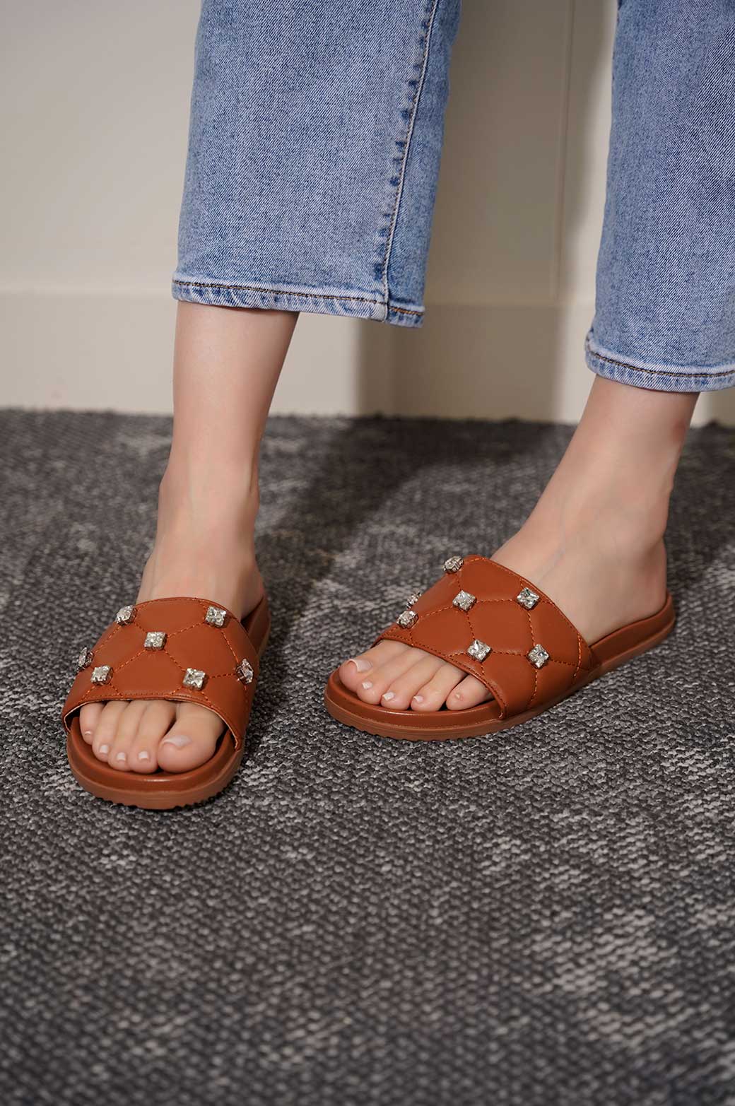 BROWN QUILTED SLIDE