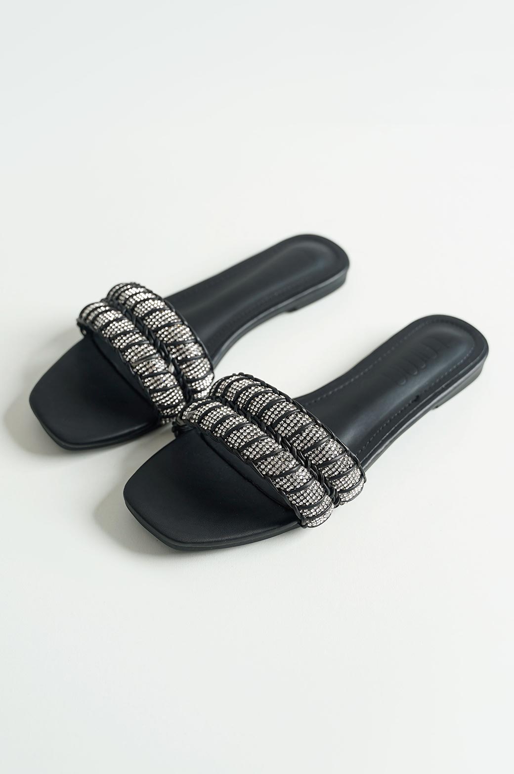 BLACK CRSYTAL ROPE FLATS