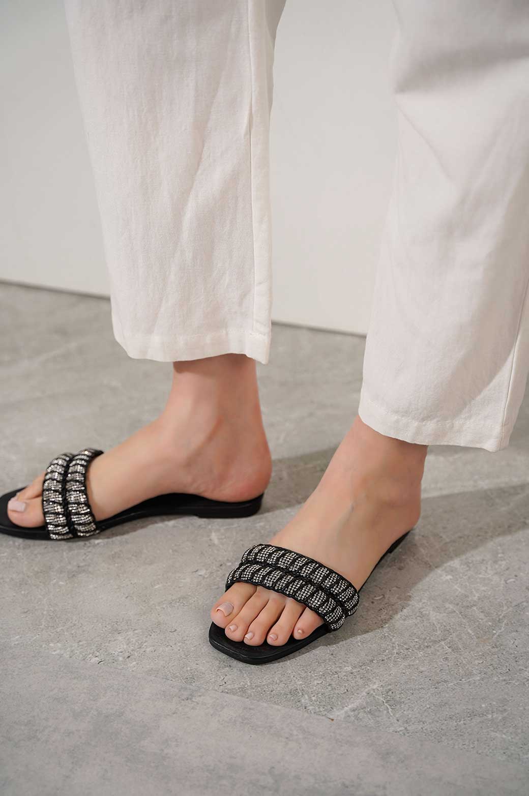 BLACK CRSYTAL ROPE FLATS