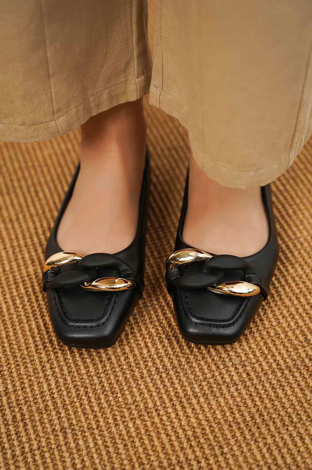 BLACK MONO CHAIN PUMPS