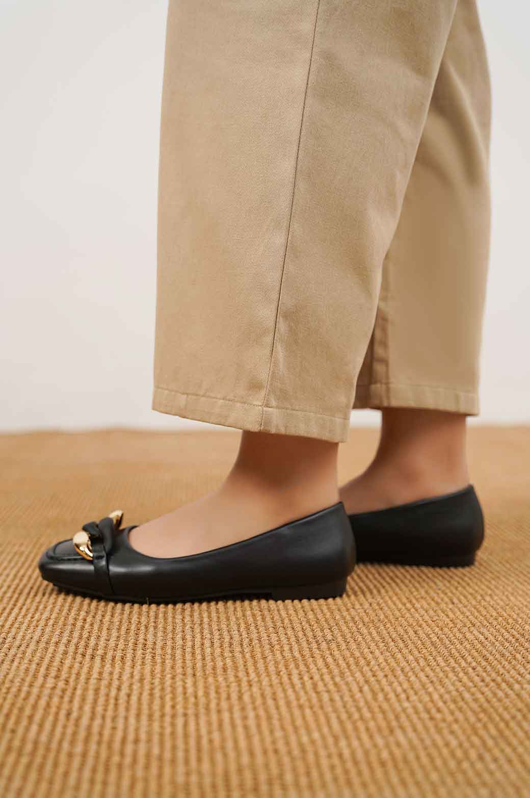 BLACK MONO CHAIN PUMPS
