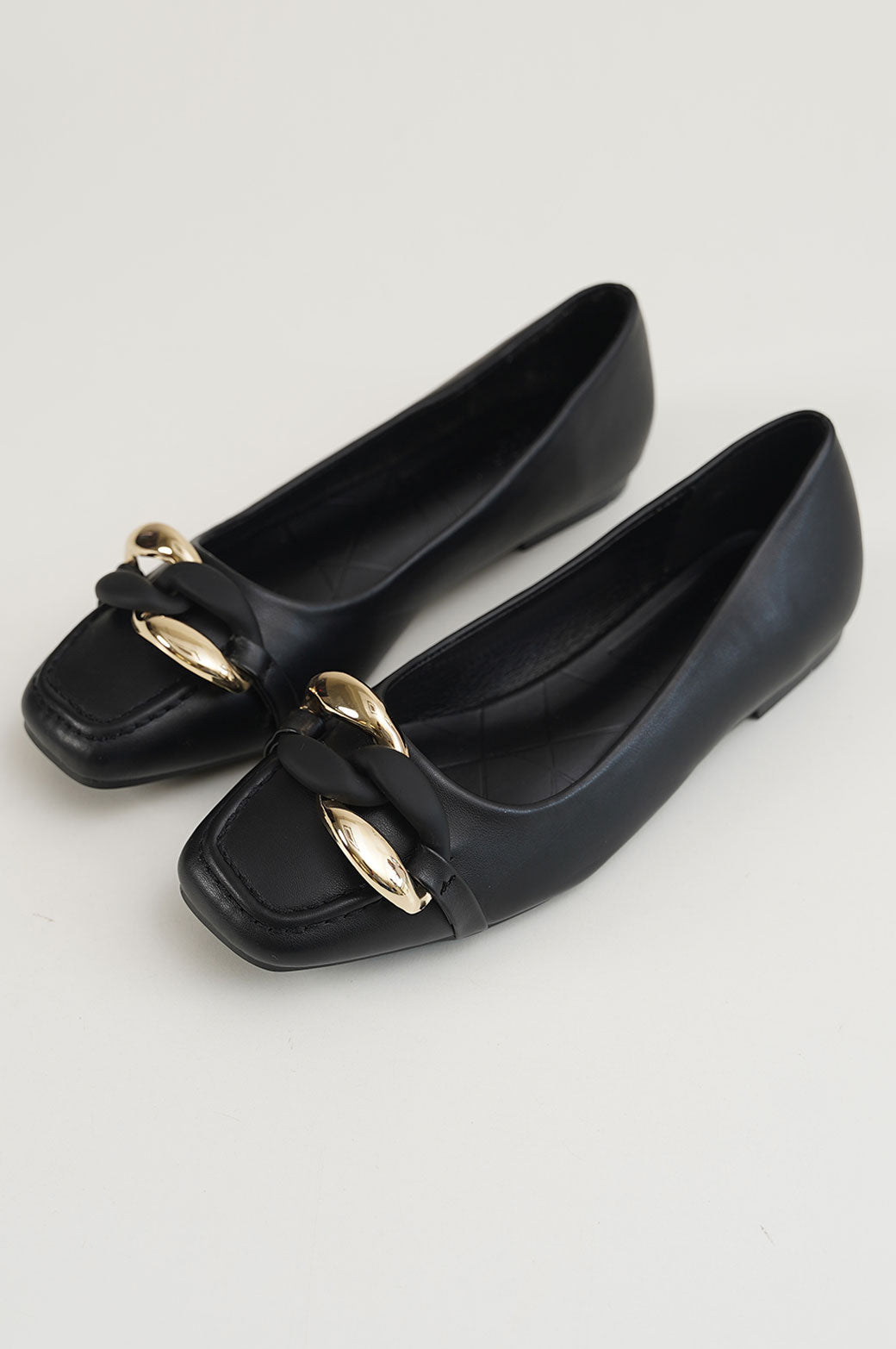 BLACK MONO CHAIN PUMPS