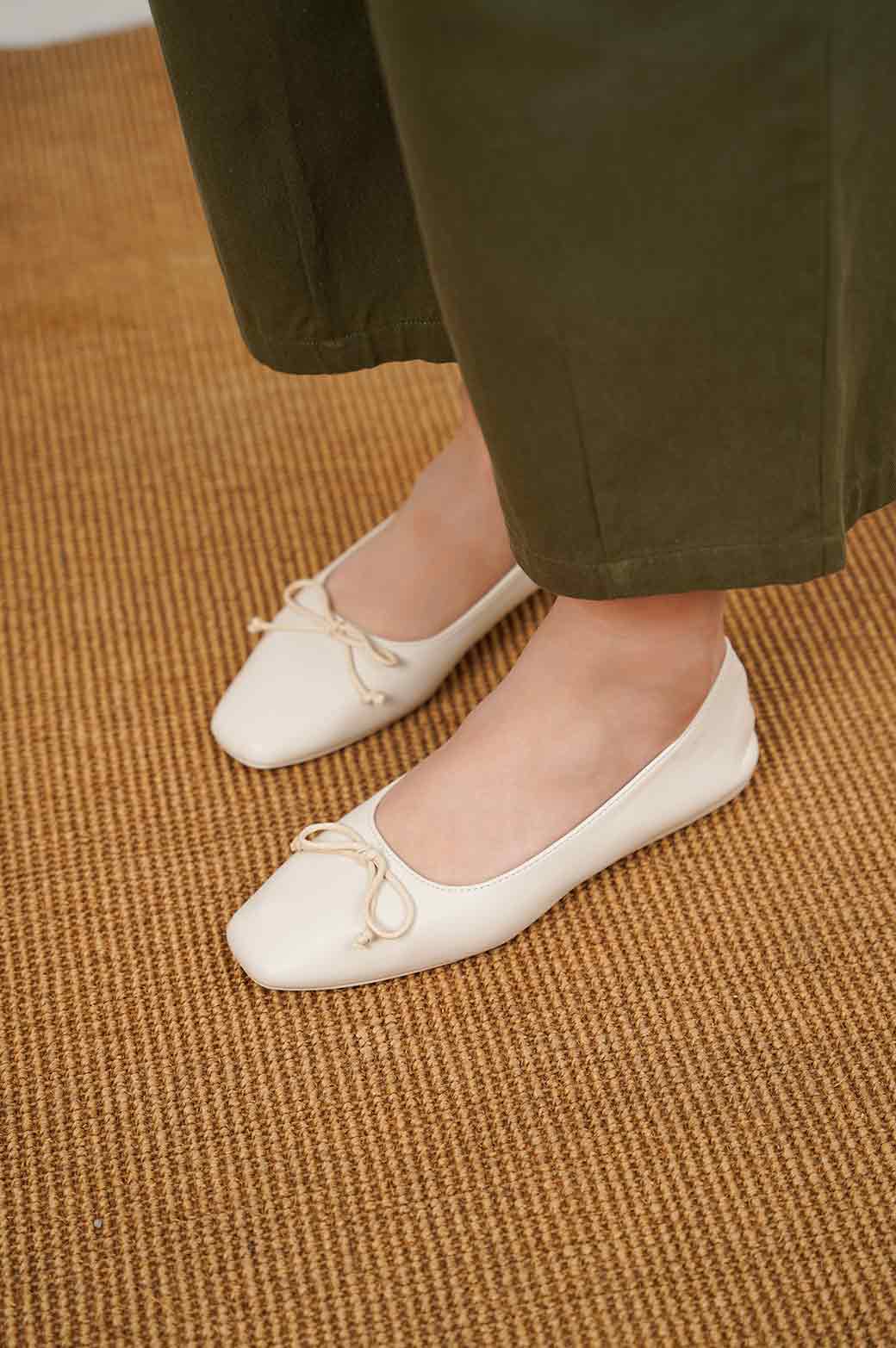 WHITE BALLET PUMPS