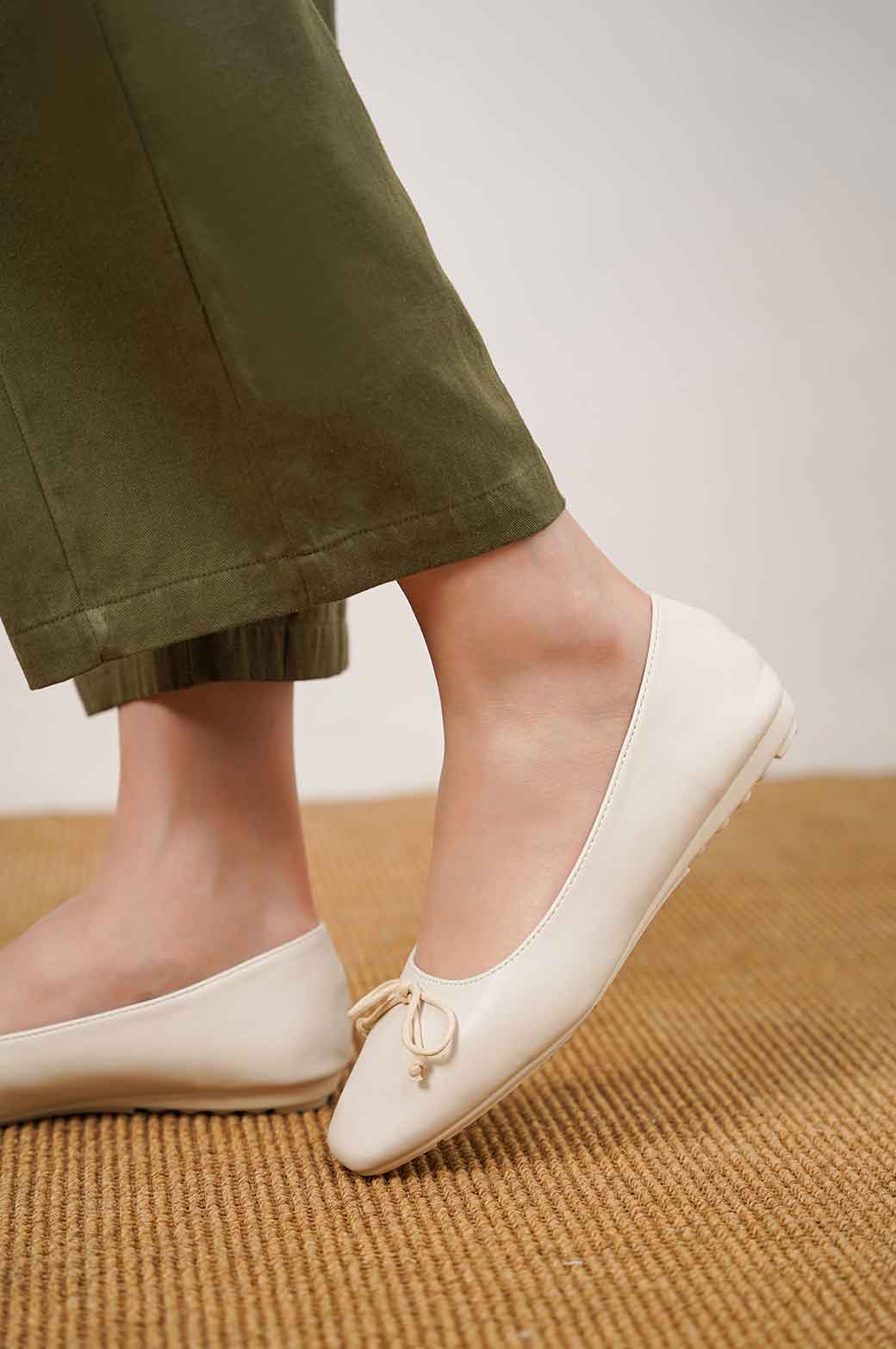 WHITE BALLET PUMPS