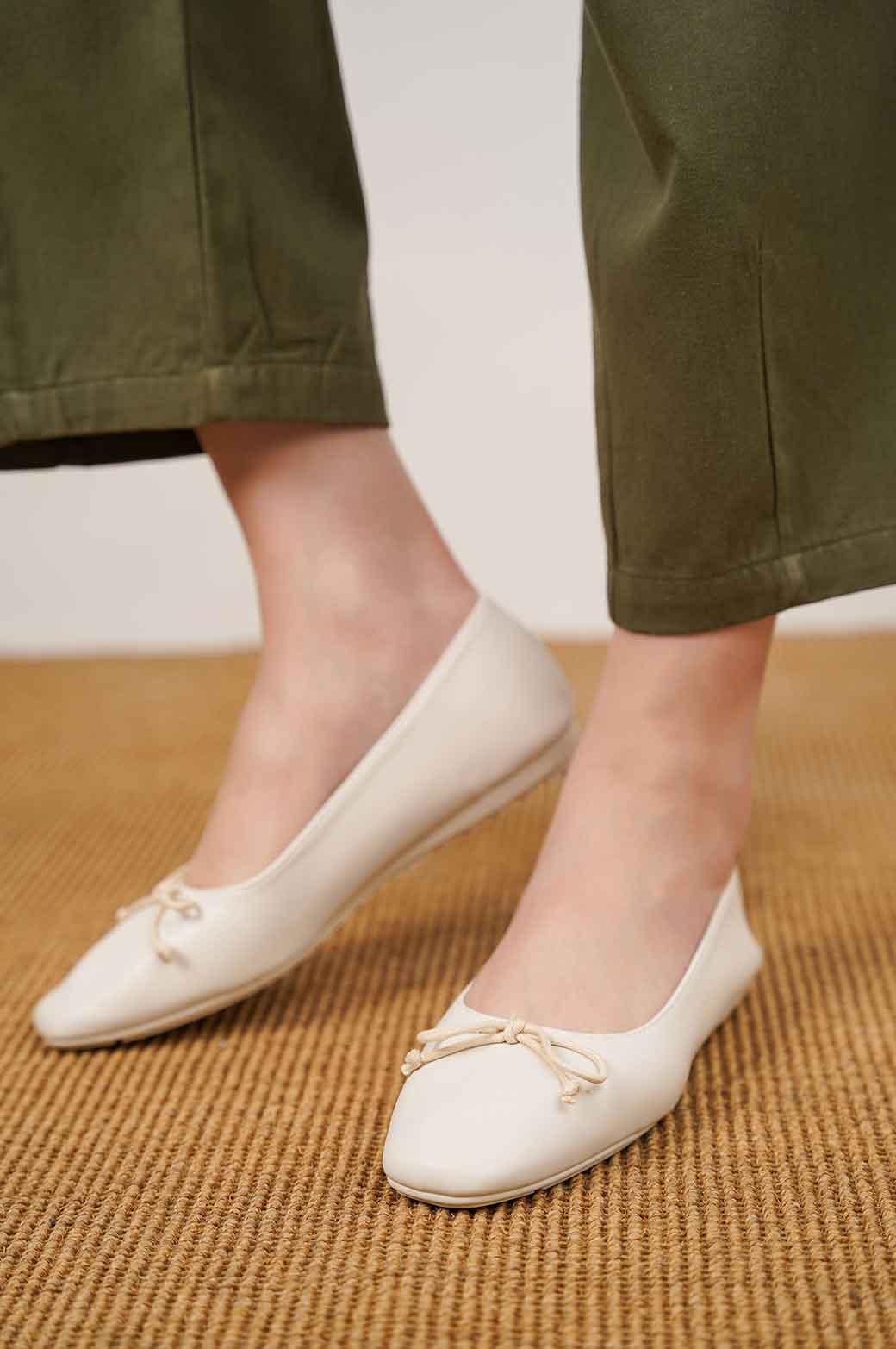 WHITE BALLET PUMPS
