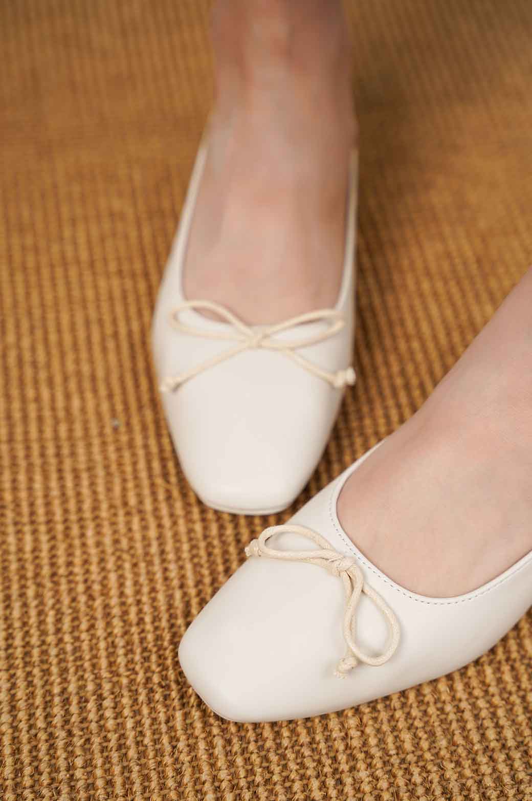 WHITE BALLET PUMPS