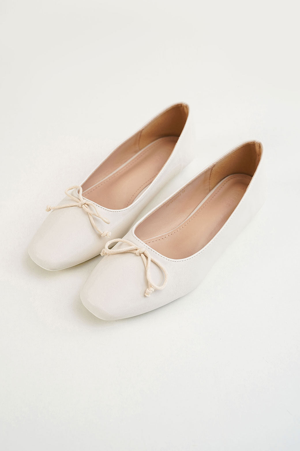 WHITE BALLET PUMPS