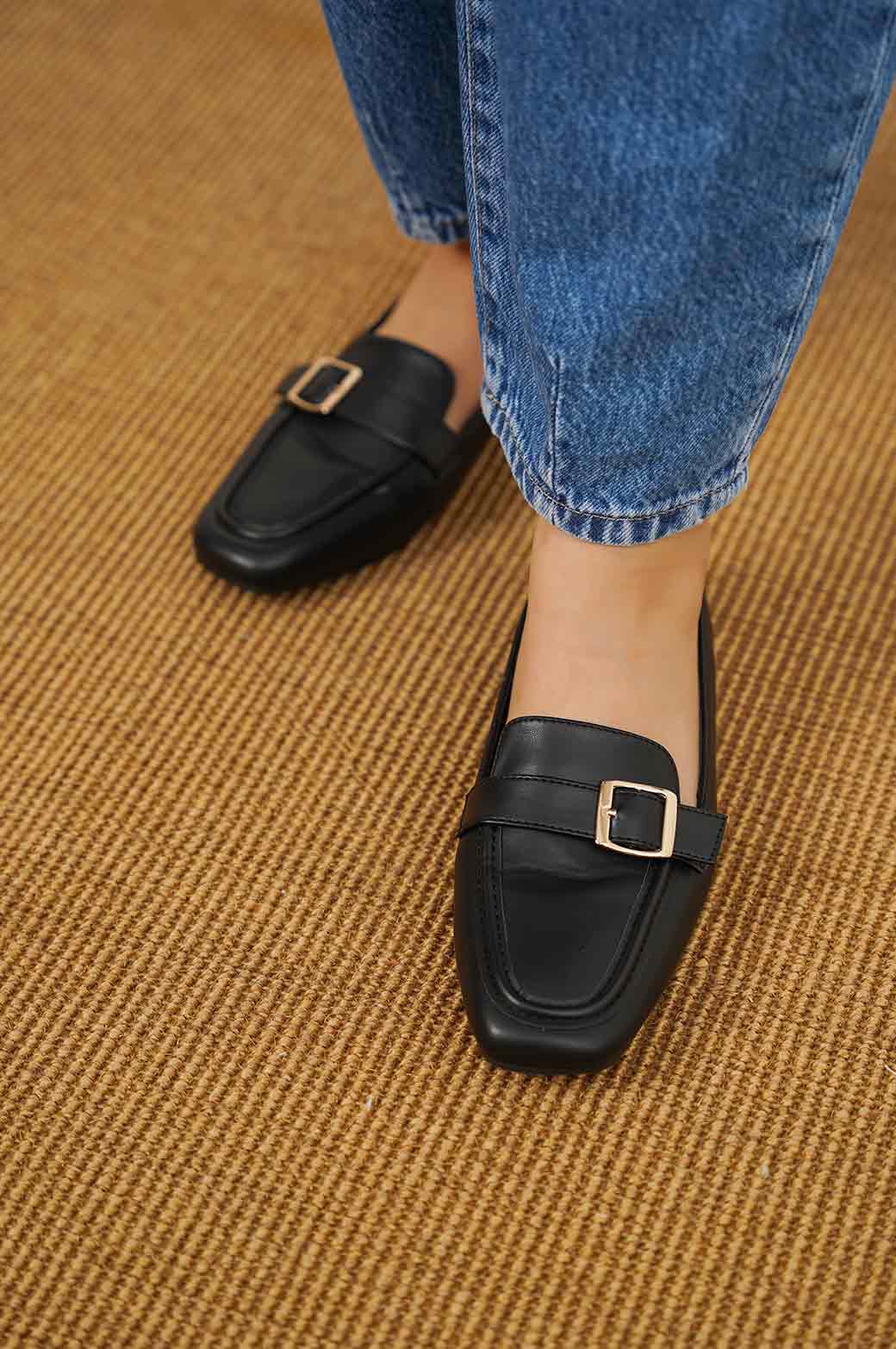 BLACK LOAFERS WITH BUCKLE