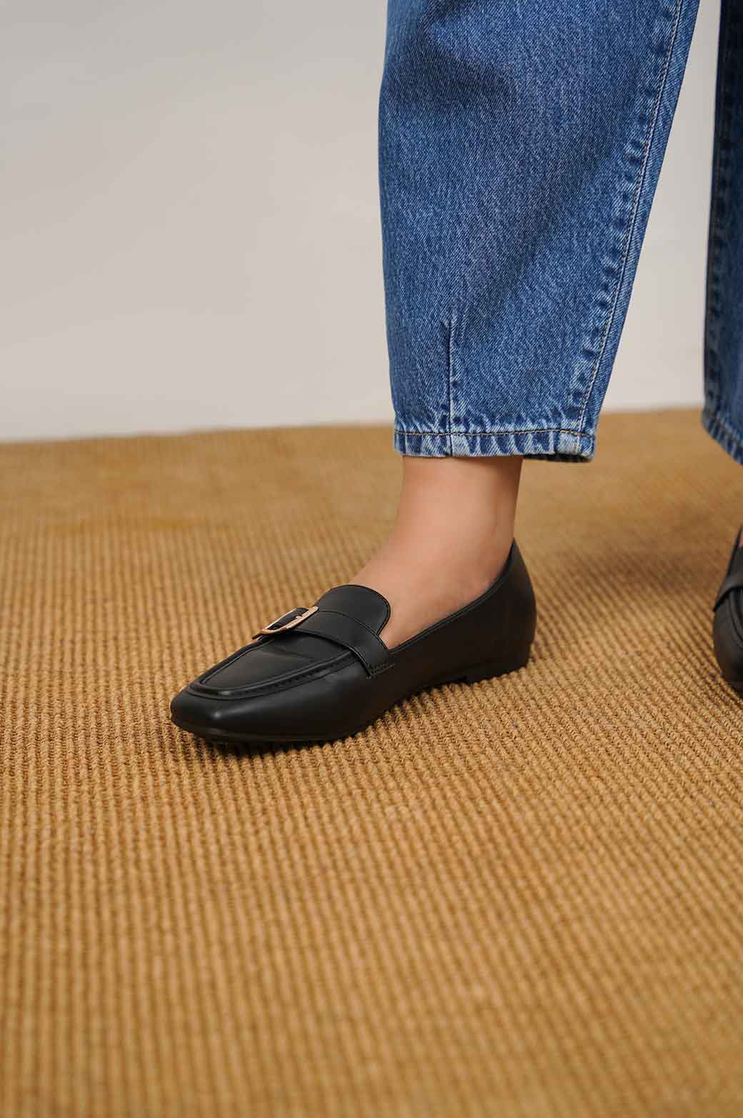 BLACK LOAFERS WITH BUCKLE