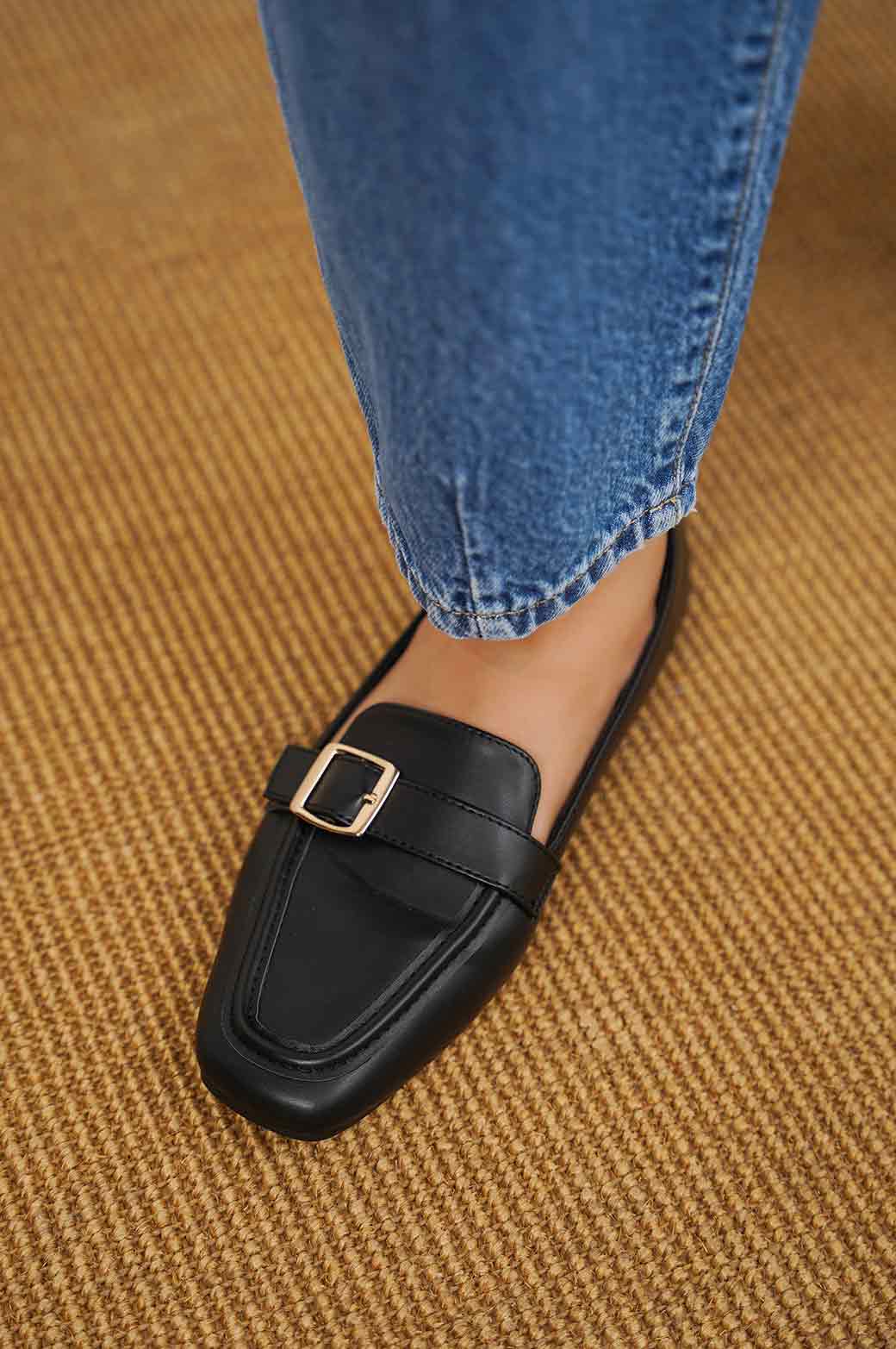 BLACK LOAFERS WITH BUCKLE