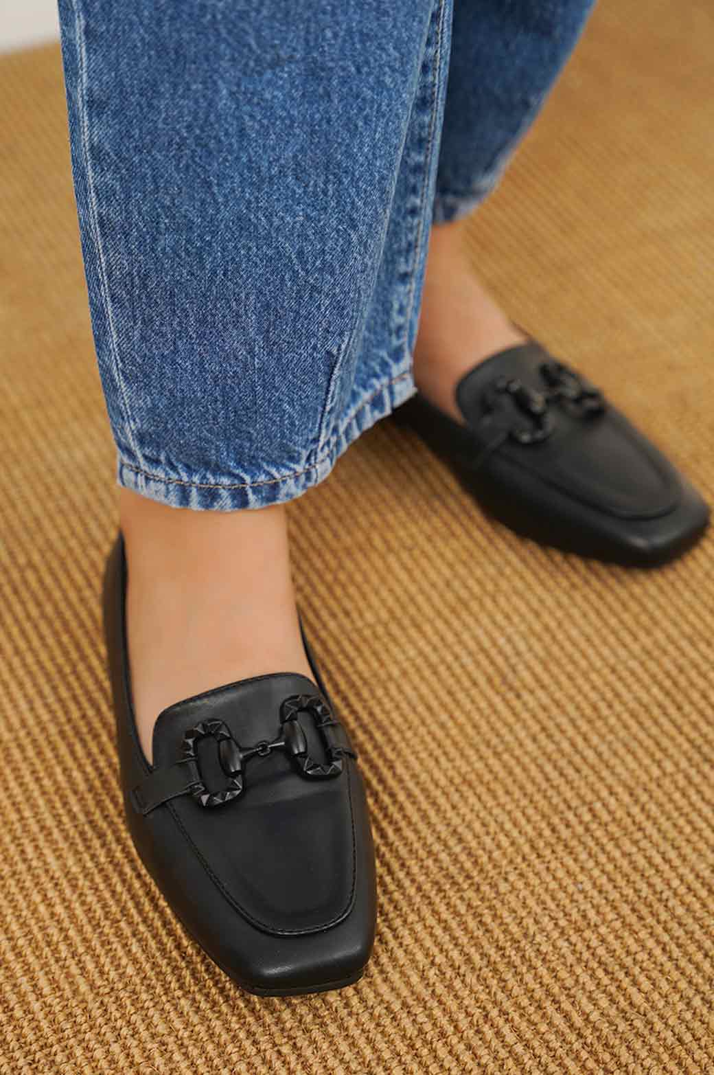 BLACK LOAFERS WITH BUCKLE