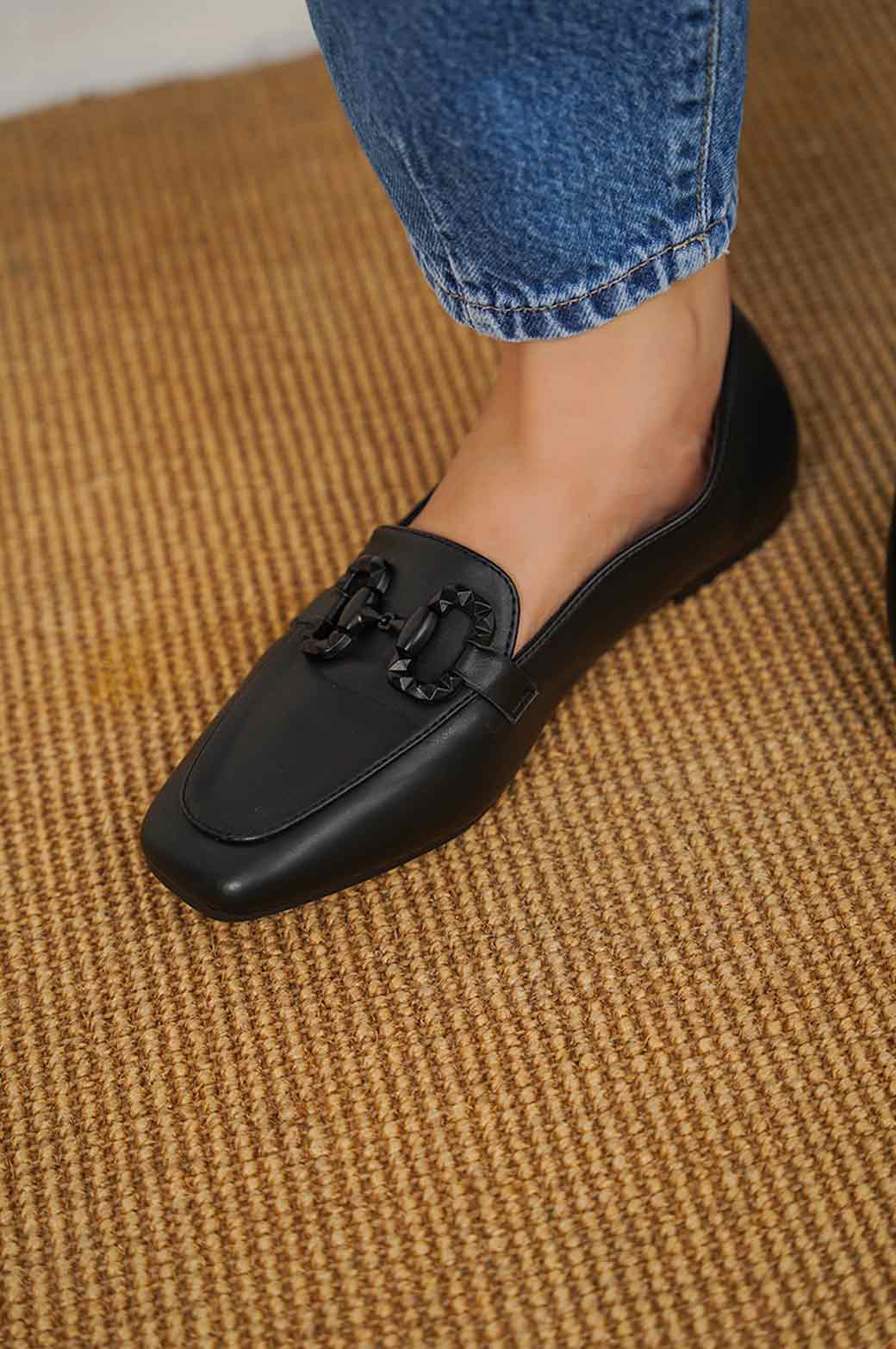 BLACK LOAFERS WITH BUCKLE