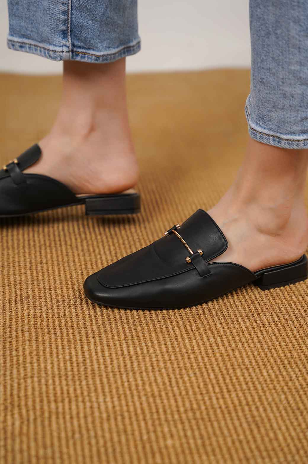 BLACK MINIMALIST MULES