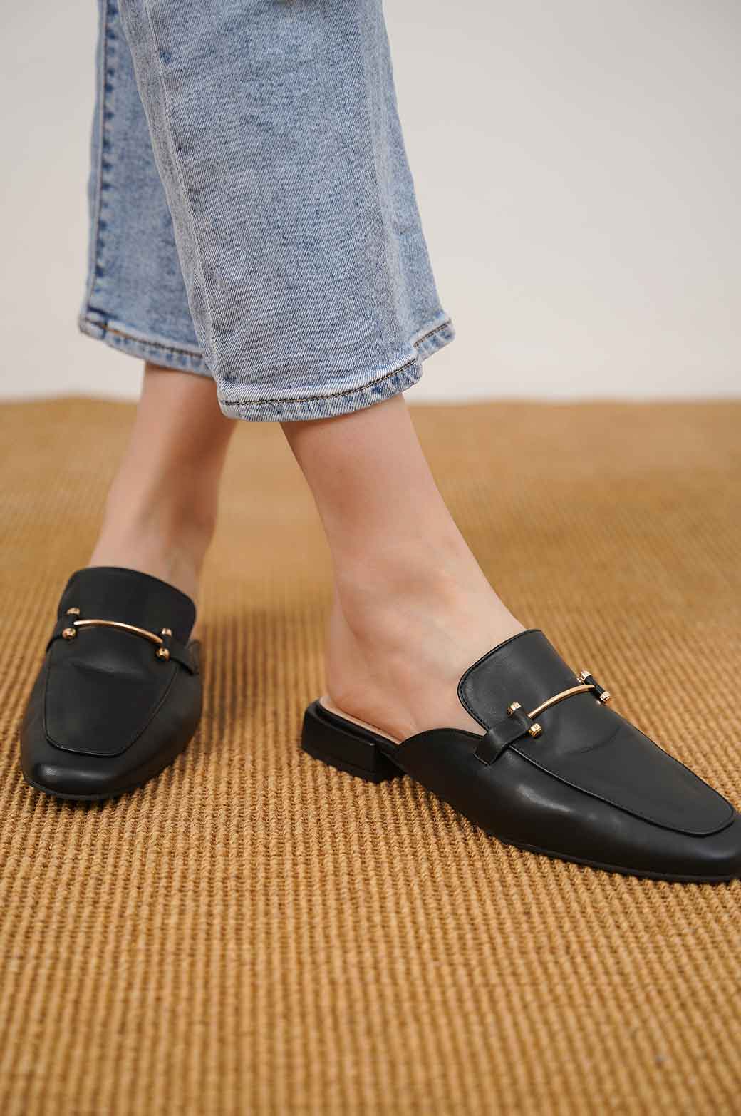 BLACK MINIMALIST MULES