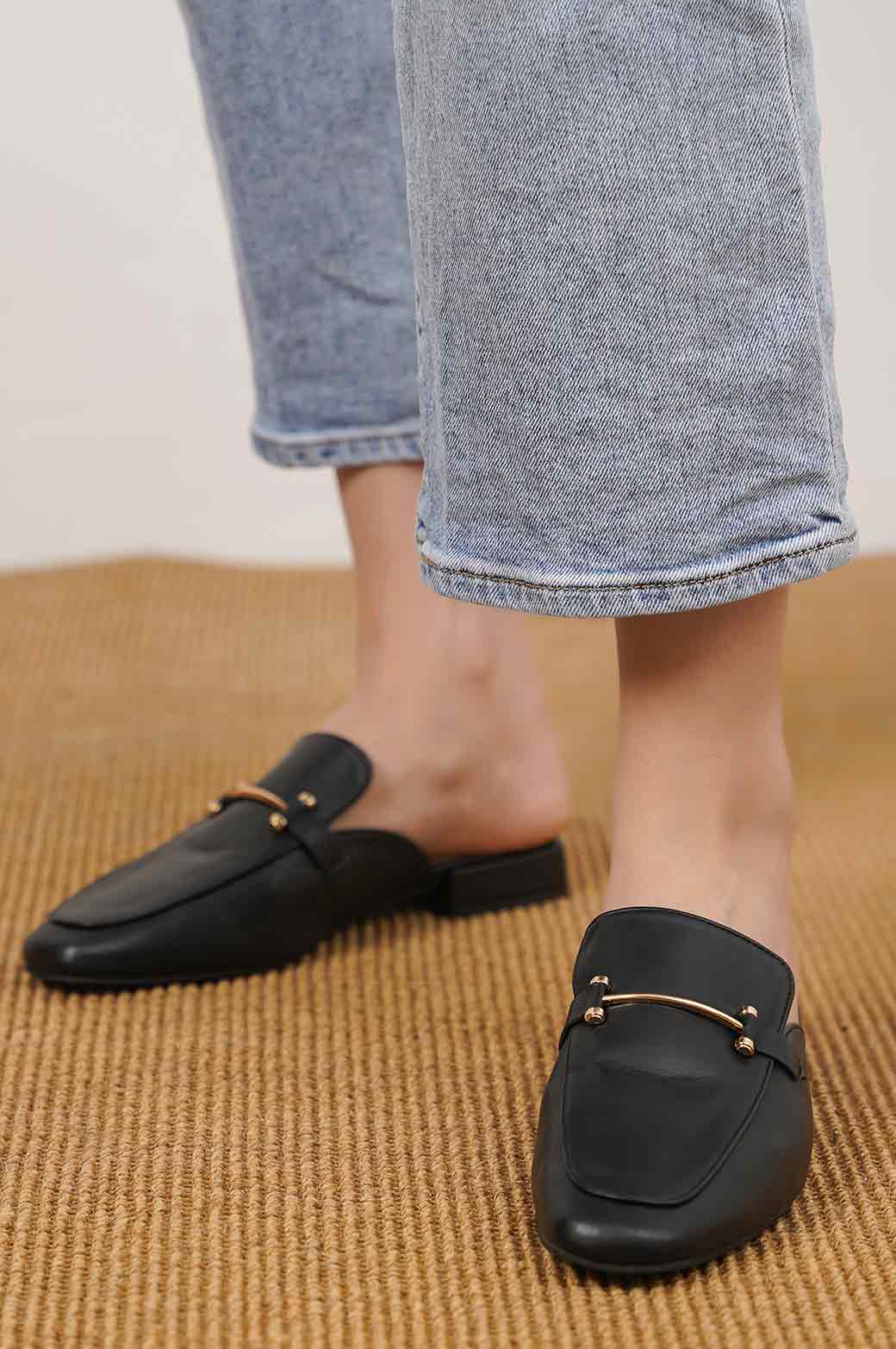 BLACK MINIMALIST MULES