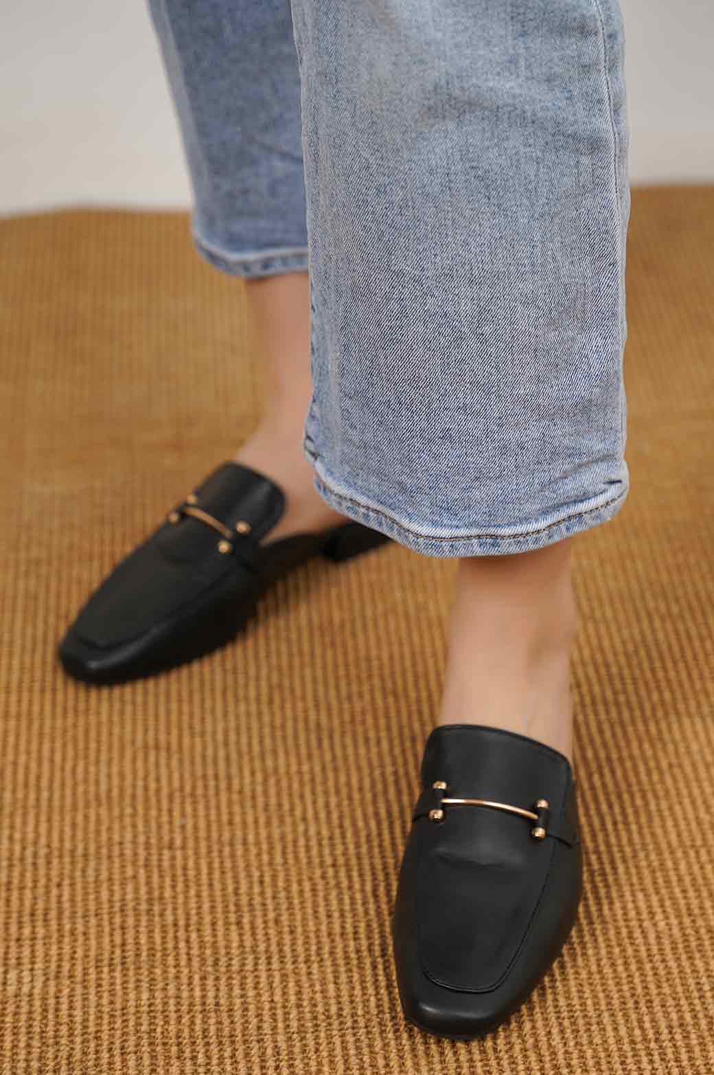 BLACK MINIMALIST MULES