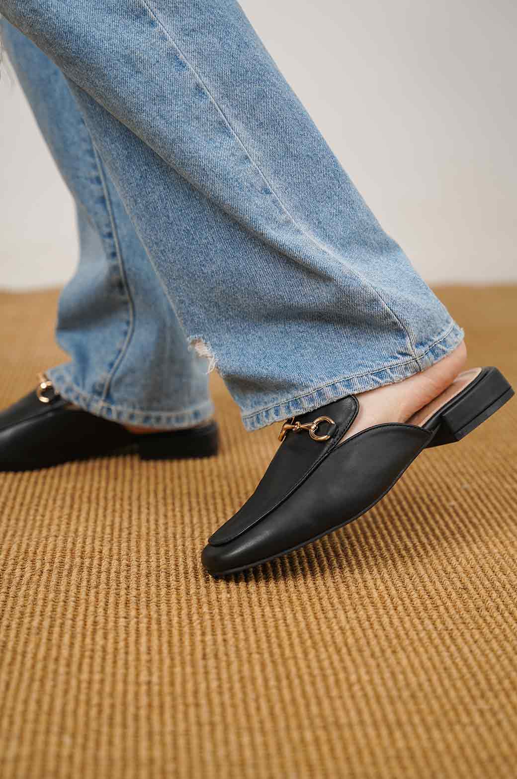 BLACK MULES WITH BUCKLE