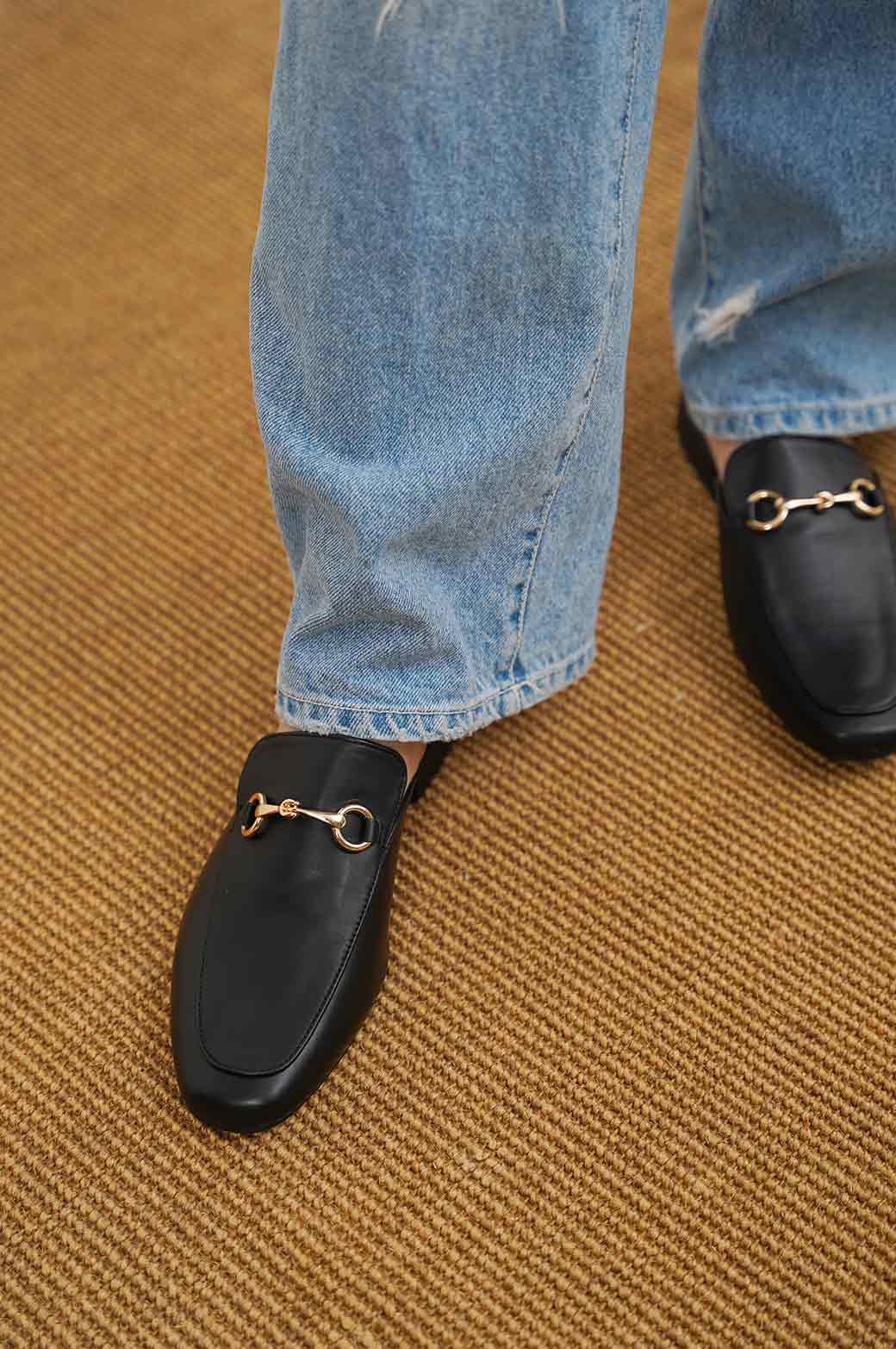 BLACK MULES WITH BUCKLE