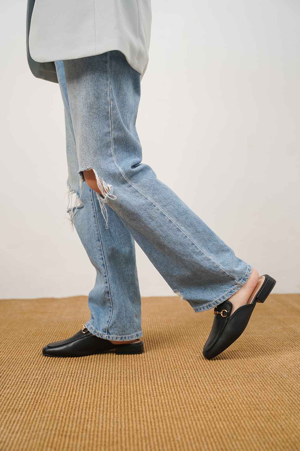BLACK MULES WITH BUCKLE