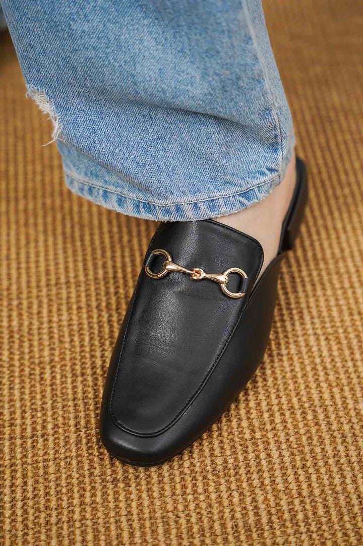 BLACK MULES WITH BUCKLE