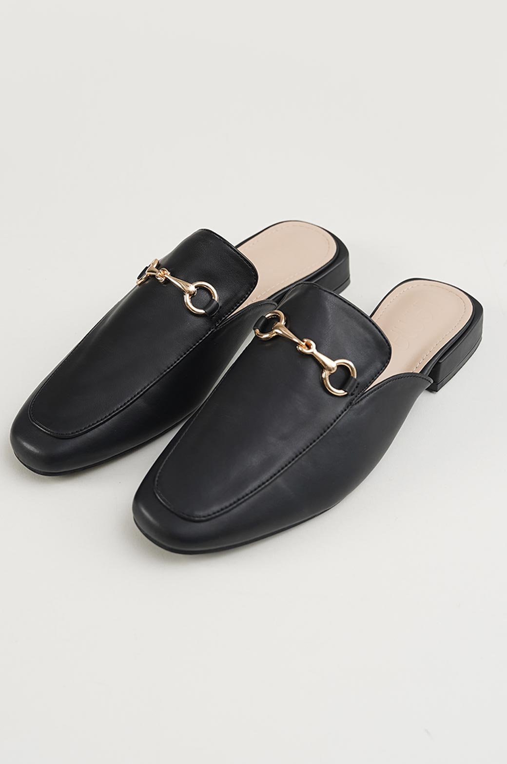 BLACK MULES WITH BUCKLE