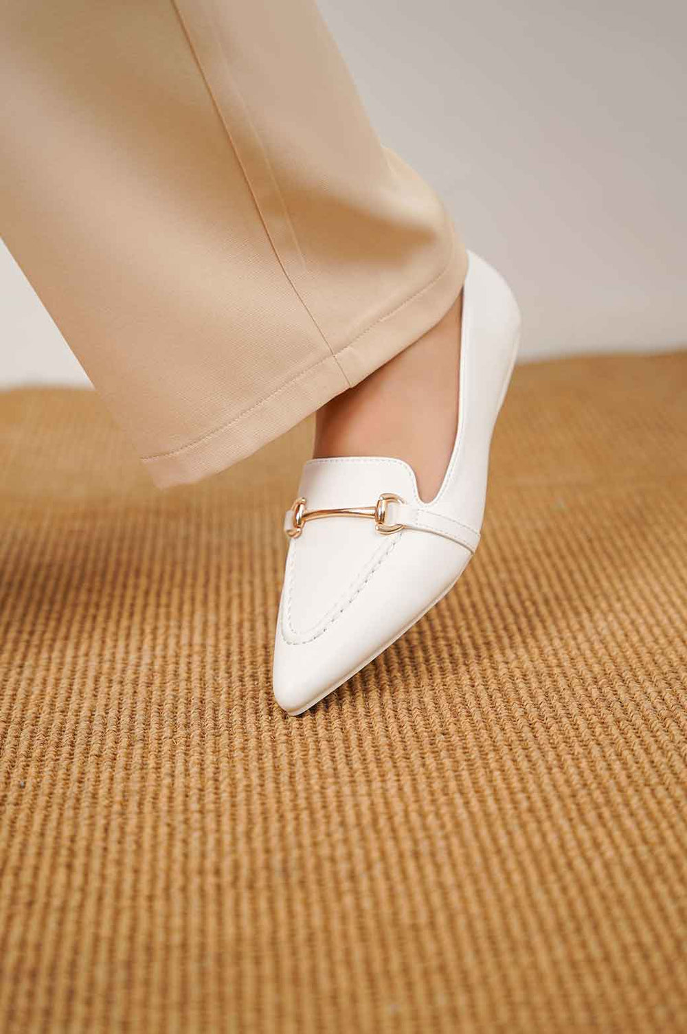WHITE POINTED PUMPS