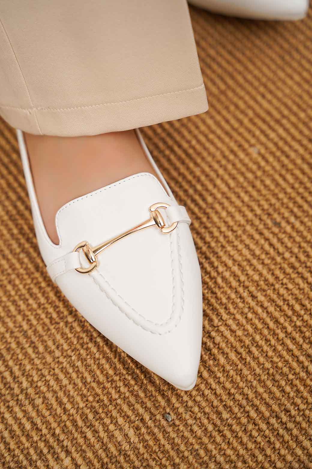 WHITE POINTED PUMPS