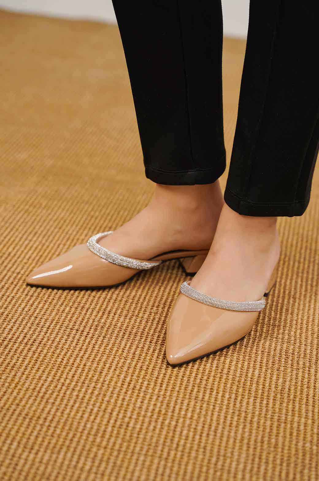 KHAKI POINTED MULES