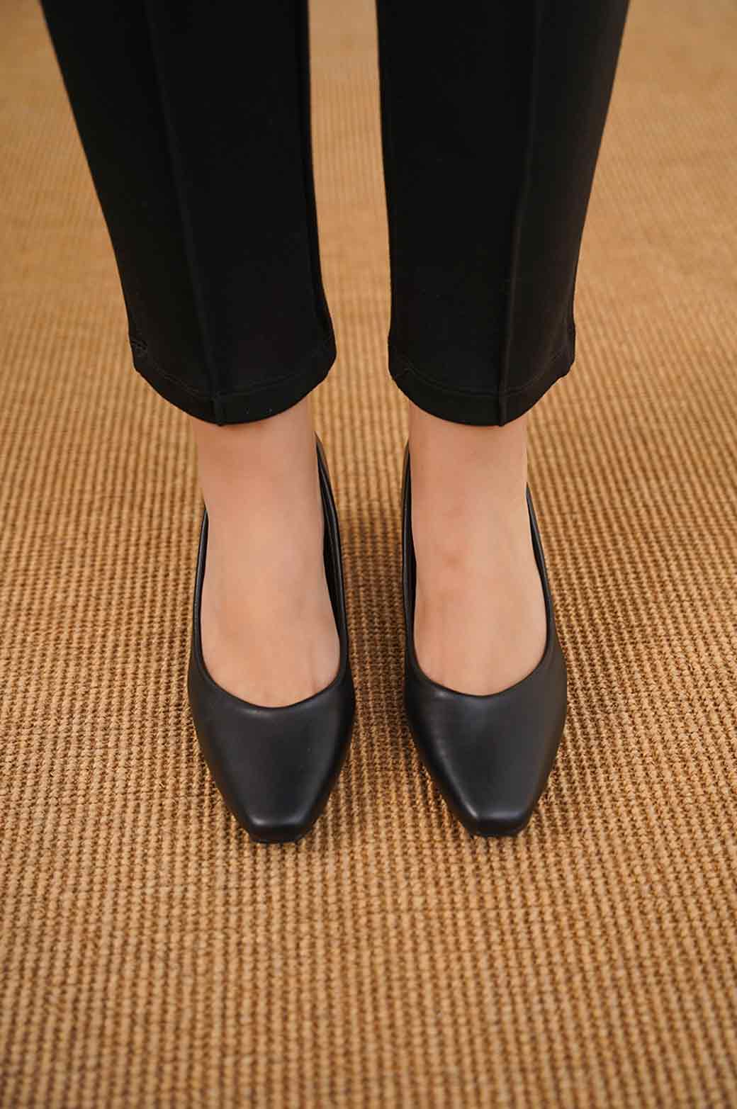 BLACK HEELED PUMPS
